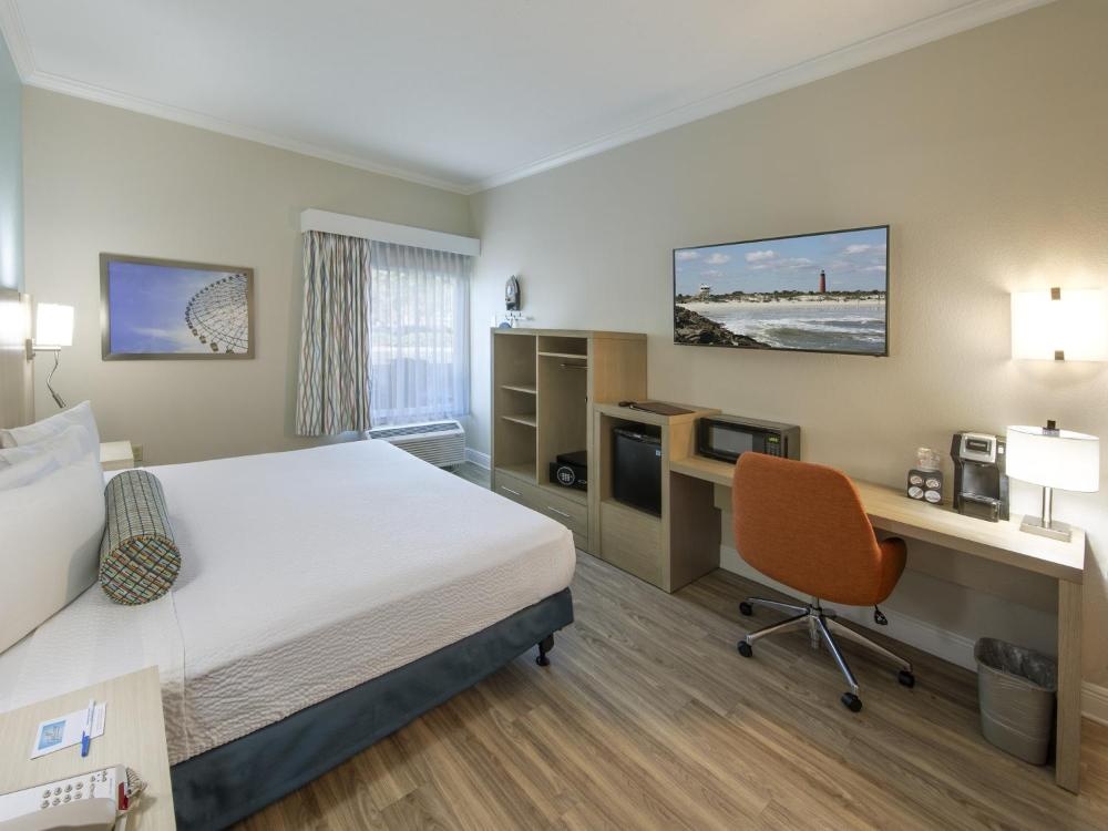 Hotel In Kissimmee Workspace Desk Ergonomic Chair Power Outlets