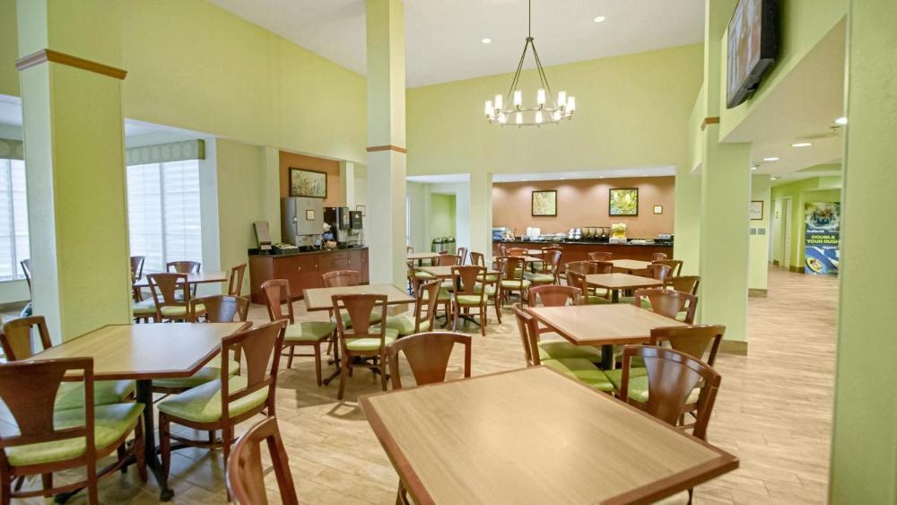 Hotel In Kissimmee Dining Area Communal Tables Buffet Station Beverage Station
