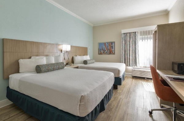 Galleria Palms Hotel King Room Dual Nightstands Reading Lights