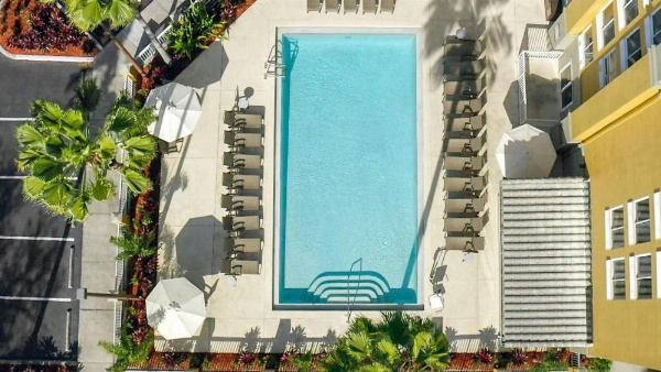 Galleria Palms Hotel Outdoor Pool Sun Loungers Umbrellas Shallow Entry