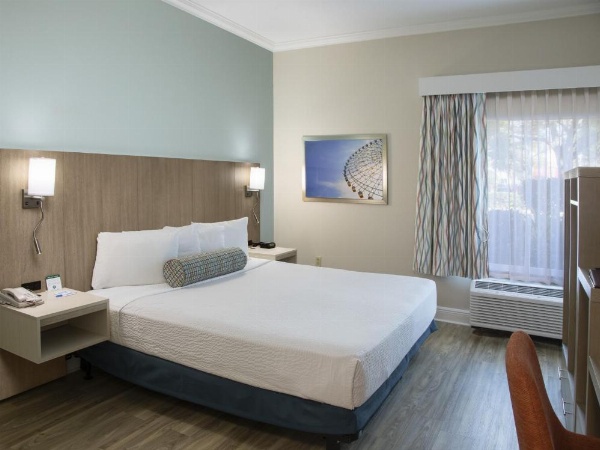 The Galleria Palms King Room Sofa Seating Work Desk